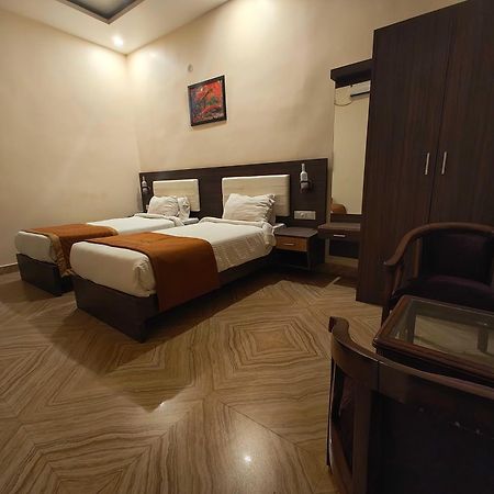 Super Townhouse Kankarbagh Formerly Kunwar Alcajars Patna  Exteriör bild
