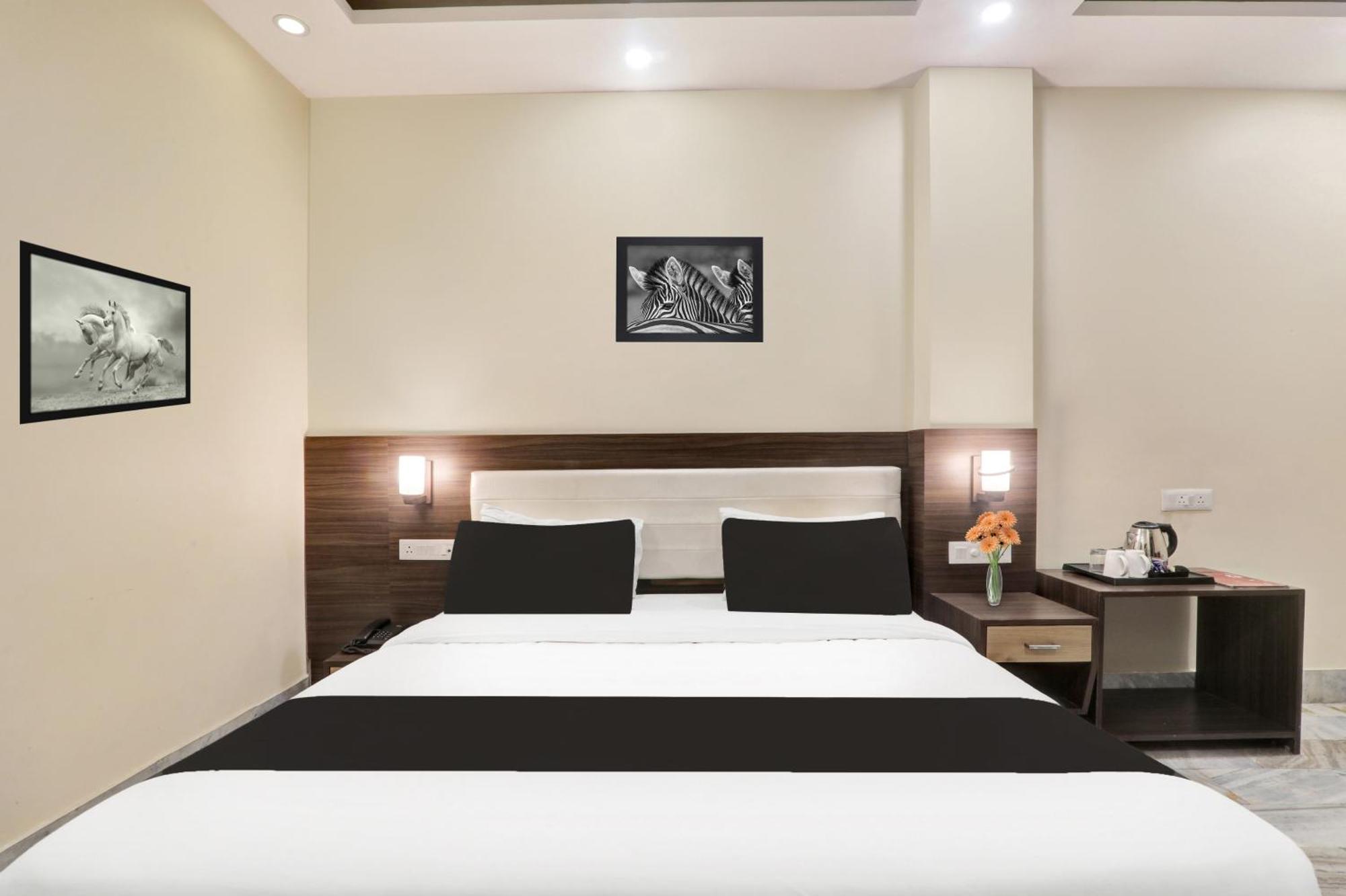 Super Townhouse Kankarbagh Formerly Kunwar Alcajars Patna  Exteriör bild