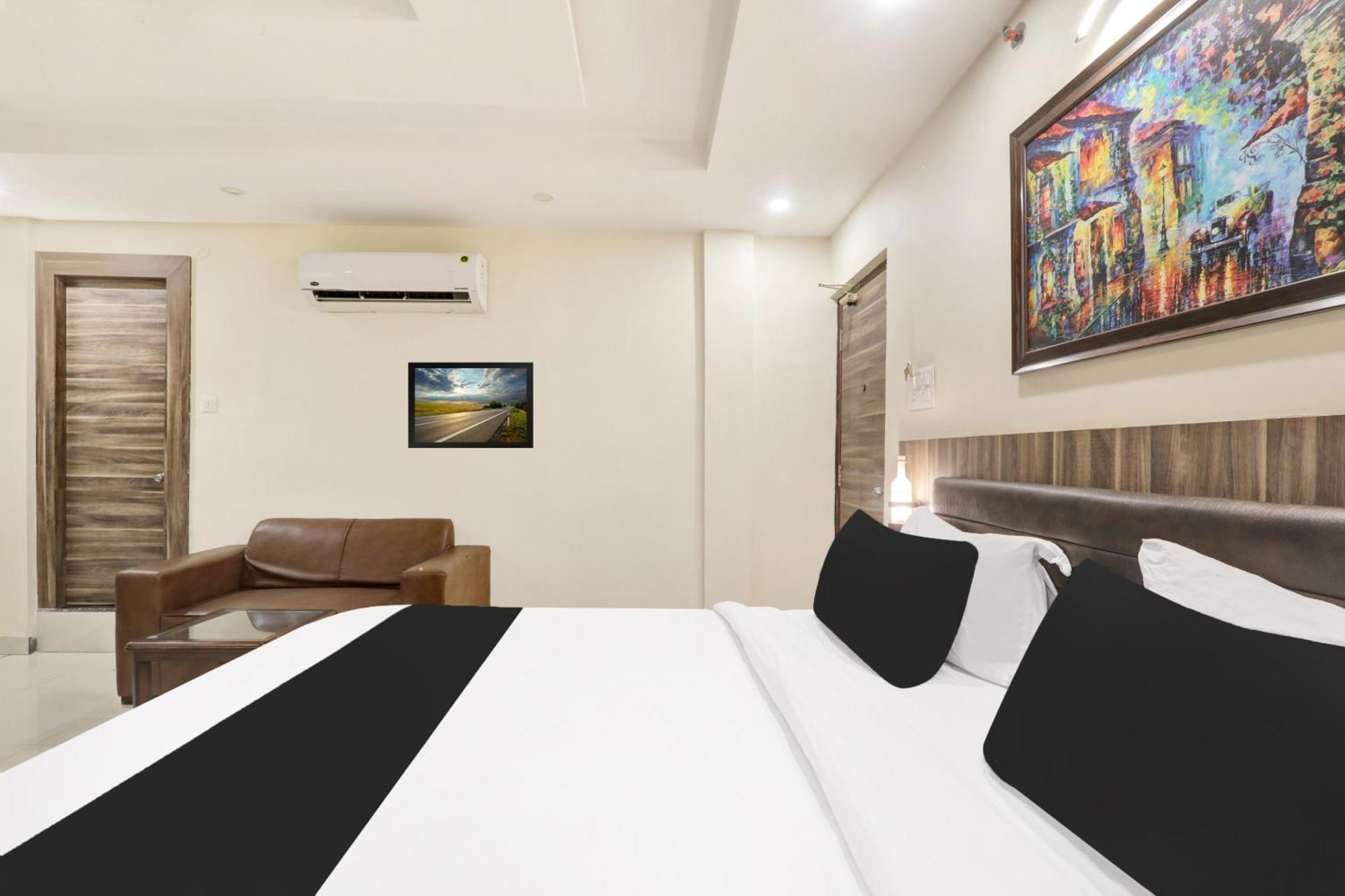 Super Townhouse Kankarbagh Formerly Kunwar Alcajars Patna  Exteriör bild