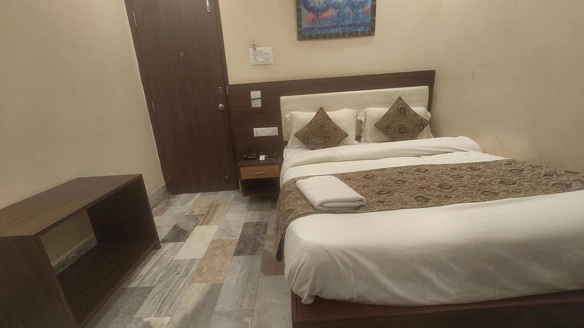 Super Townhouse Kankarbagh Formerly Kunwar Alcajars Patna  Exteriör bild