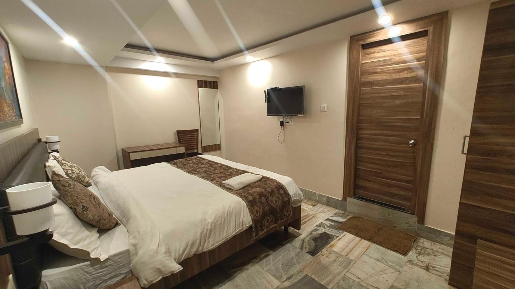 Super Townhouse Kankarbagh Formerly Kunwar Alcajars Patna  Exteriör bild