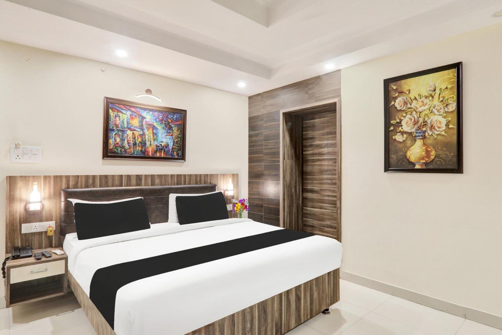 Super Townhouse Kankarbagh Formerly Kunwar Alcajars Patna  Exteriör bild