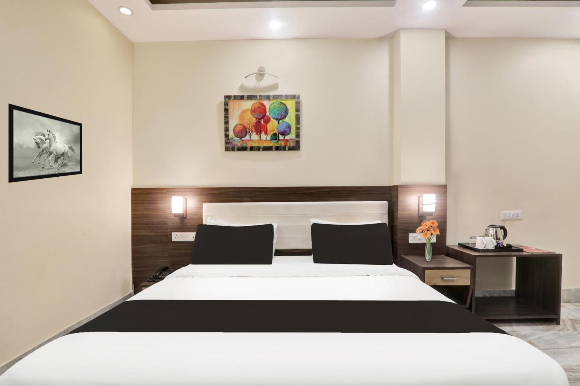 Super Townhouse Kankarbagh Formerly Kunwar Alcajars Patna  Exteriör bild