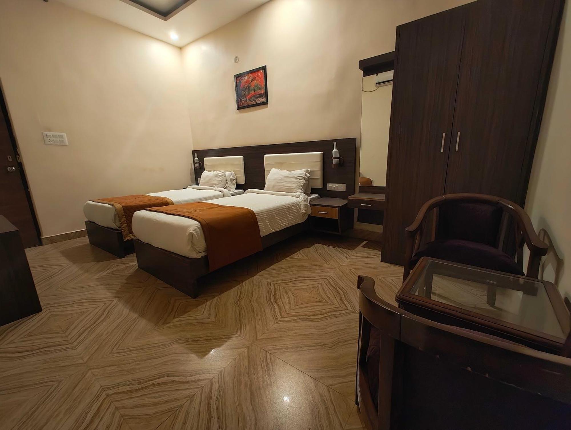 Super Townhouse Kankarbagh Formerly Kunwar Alcajars Patna  Exteriör bild