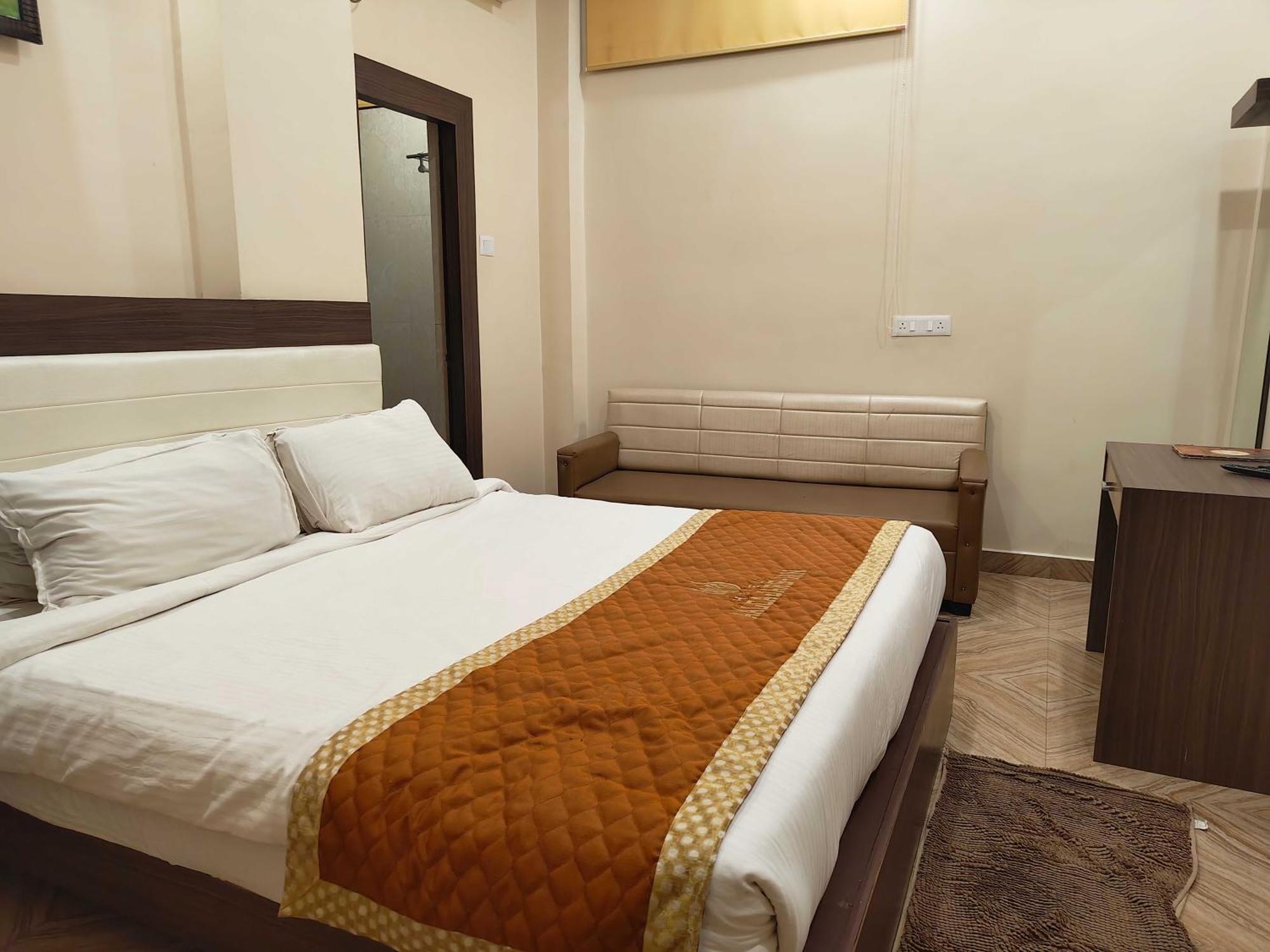 Super Townhouse Kankarbagh Formerly Kunwar Alcajars Patna  Exteriör bild